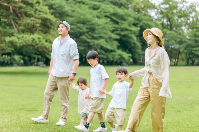 地元の公園を歩く家族